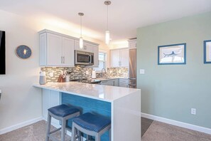 Fridge, microwave, oven, stovetop - "Marlin Sunset" - 11th/Bay, 2 BRs, sleeps 6 (Ocean City)