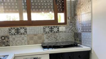 Frigorifero, microonde, forno, piano cottura