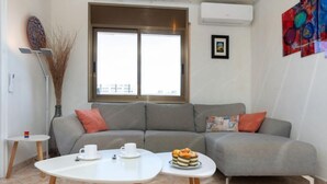 บ้านพัก, 5 ห้องนอน, ระเบียง | บริเวณนั่งเล่น