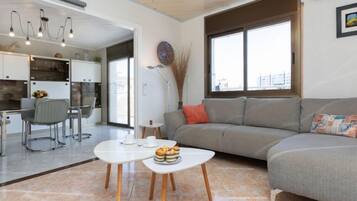 House, 5 Bedrooms, Terrace | Living area