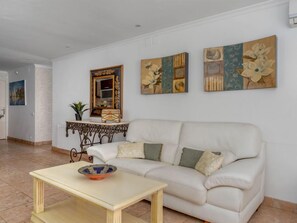 House, 4 Bedrooms, Terrace | Living area