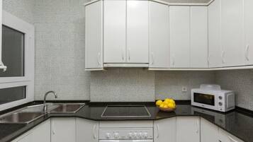 House, 4 Bedrooms, Terrace | Private kitchen