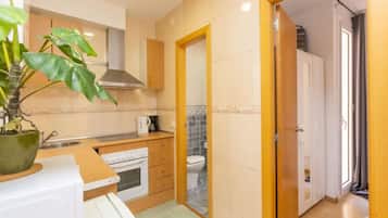 House, 2 Bedrooms | Private kitchen
