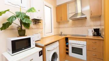 House, 2 Bedrooms | Private kitchen