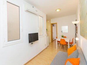House, 2 Bedrooms | Living area