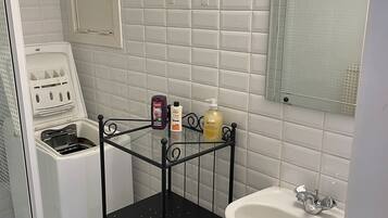 Serviettes fournies, savon, papier toilette