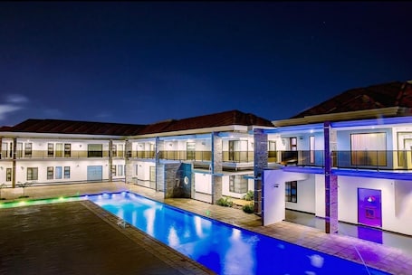 Exterior. Platinum Lodge