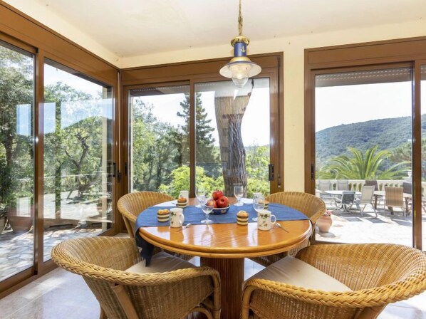 Villa, 4 chambres, terrasse | Restauration