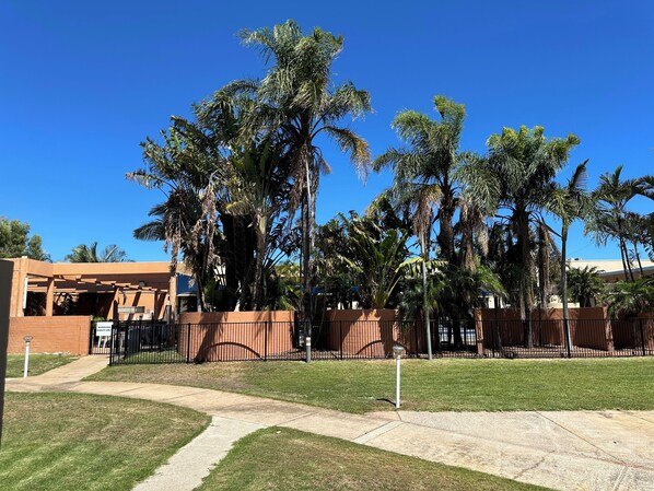 Property grounds - Riverview Holiday Apartment 96 -Ground Floor- Kalbarri WA (Kalbarri)