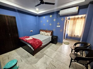 8 quartos, ferros/tábuas de passar roupa, Wi-Fi, roupa de cama