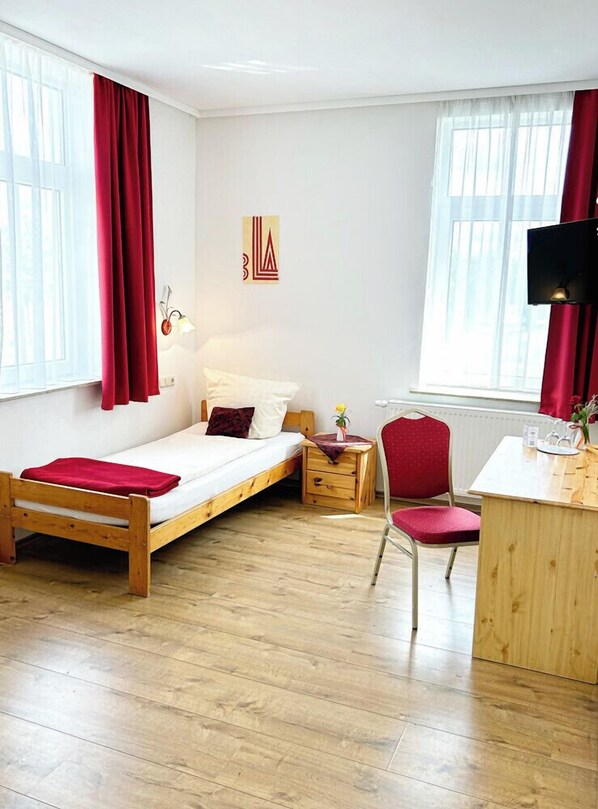 Comfort-Einzelzimmer | Schreibtisch, laptopgeeigneter Arbeitsplatz, kostenloses WLAN