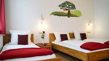 Comfort-Dreibettzimmer | Schreibtisch, laptopgeeigneter Arbeitsplatz, kostenloses WLAN