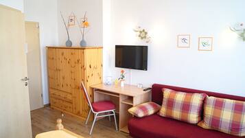 Comfort tweepersoonskamer | Een bureau, een laptopwerkplek, gratis wifi, beddengoed