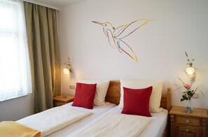 Dobbeltrom – comfort | Skrivebord, skrivebord for bærbar PC, wi-fi (inkludert) og sengetøy