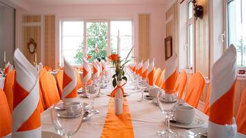 International cuisine, alfresco dining