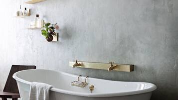 Sèche-cheveux, serviettes fournies, savon, papier toilette