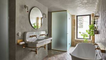 Sèche-cheveux, serviettes fournies, savon, papier toilette