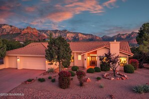 Exterior - 5 Bed, 3 Bath Uptown Sedona-Game Room-Sauna-Cold Plunge-Jacuzzi-Gym (Sedona)