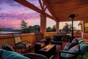 Outdoor dining - 5 Bed, 3 Bath Uptown Sedona-Game Room-Sauna-Cold Plunge-Jacuzzi-Gym (Sedona)