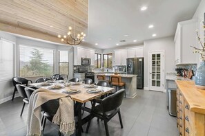 Dining - 5 Bed, 3 Bath Uptown Sedona-Game Room-Sauna-Cold Plunge-Jacuzzi-Gym (Sedona)