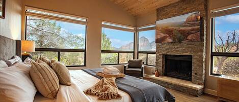 5 habitaciones, escritorio y tabla de planchar con plancha