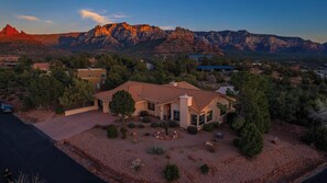Exterior - 5 Bed, 3 Bath Uptown Sedona-Game Room-Sauna-Cold Plunge-Jacuzzi-Gym (Sedona)