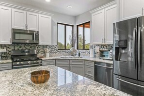 Fridge, microwave, oven, stovetop - 5 Bed, 3 Bath Uptown Sedona-Game Room-Sauna-Cold Plunge-Jacuzzi-Gym (Sedona)