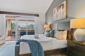 5 bedrooms, desk, iron/ironing board, travel cot - 5 Bed, 3 Bath Uptown Sedona-Game Room-Sauna-Cold Plunge-Jacuzzi-Gym (Sedona)