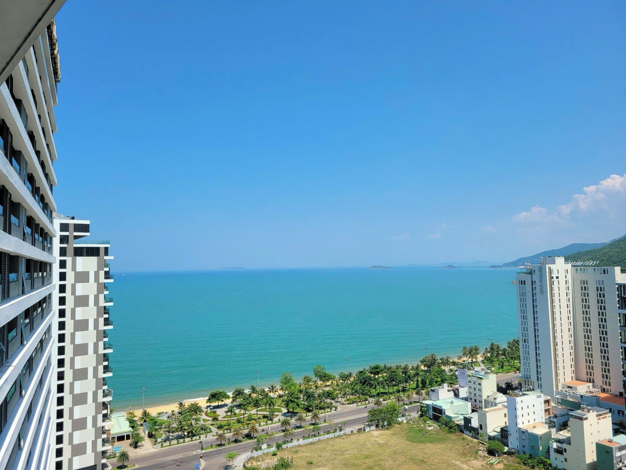 A high-rise building with a view of the ocean and a beach.
