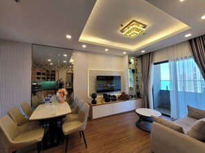 Lägenhet Deluxe - balkong - utsikt mot stranden | Mörkläggningsgardiner, ljudisolering och strykjärn/strykbräda