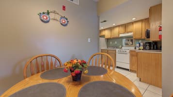 Bloc d'apartaments, 1 llit de matrimoni gran i sofà llit, cuina (Colonial Crest Condo Unit #113) | Servei de restauració