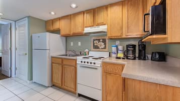 公寓式客房, 1 张特大床和 1 张沙发床, 厨房 (Colonial Crest Condo Unit #113) | 私人厨房 | 冰箱、微波炉、烤箱、茶具/咖啡用具