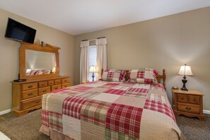 1 bedroom, individually decorated, individually furnished - Colonial Crest Condo Unit #113 (Pigeon Forge)