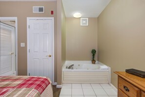 Condo, 1 King Bed with Sofa bed, Kitchen (Colonial Crest Condo Unit #113)