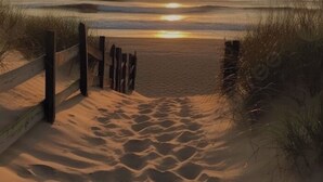 Un sentiero di legno conduce a una spiaggia, con il sole che tramonta all'orizzonte.