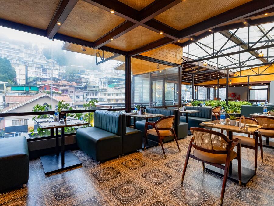 Un restaurante moderno con terraza y vistas a la ciudad.