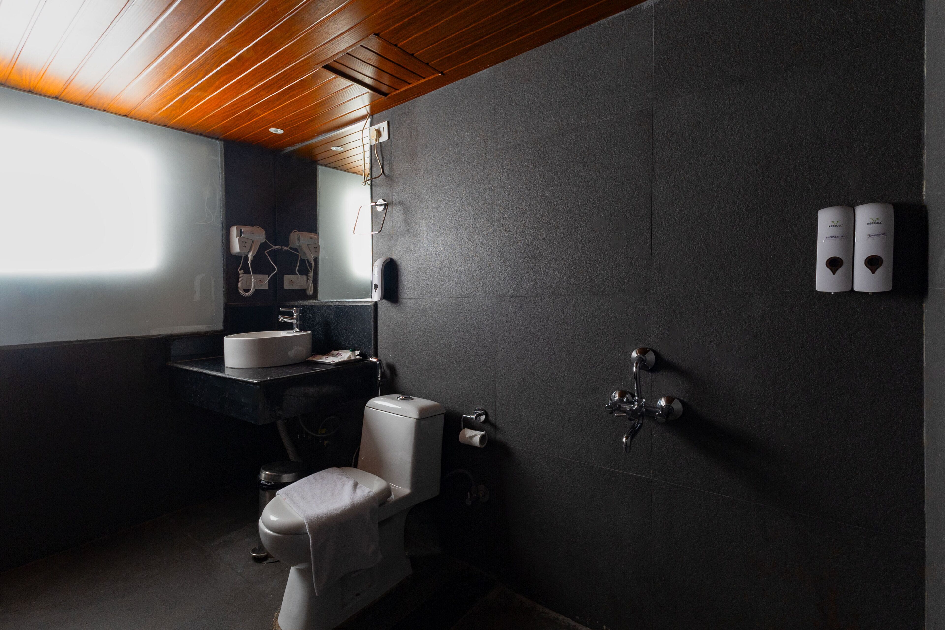 Un bagno moderno con WC, lavabo e doccia.
