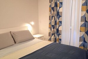 Iron/ironing board, free WiFi, bed sheets - Cuttigghiu Holiday Apartment: Cozy studio apartment with reserved parking space (Catania)