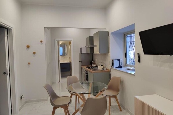 Fridge, microwave, oven, stovetop - Cuttigghiu Holiday Apartment: Cozy studio apartment with reserved parking space (Catania)