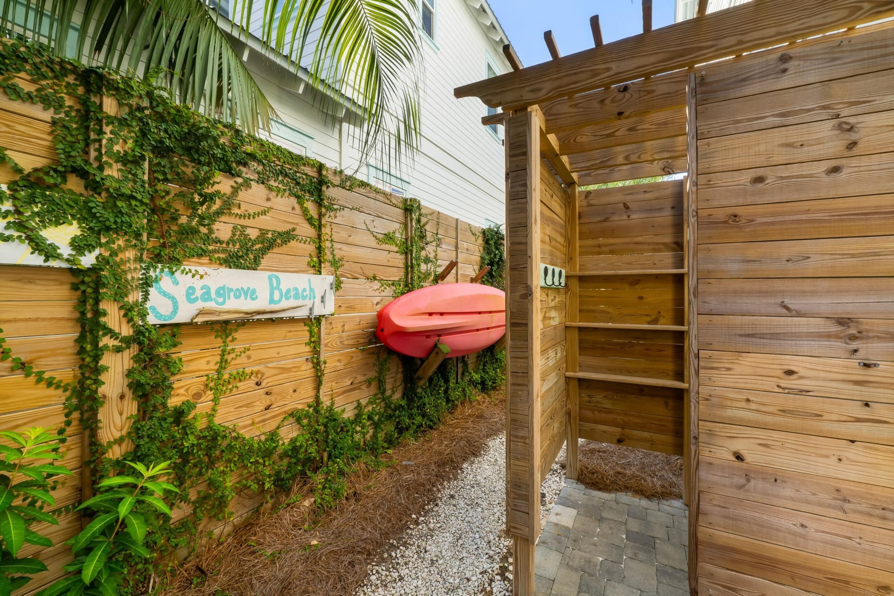 Ein Holzzaun mit einem Schild, auf dem 'Seagrove Beach' steht.