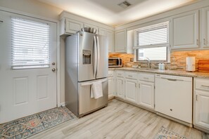 Apartment (3 Bedrooms) | Interior - Steps to Beach: Townhome w/ Balcony in Ocean City (Ocean City)