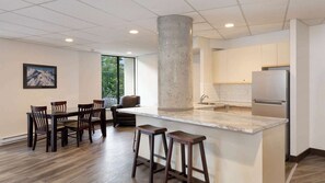 Kjøleskap, mikrobølgeovn, ovn og oppvaskmaskin