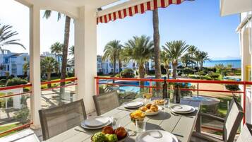 Rumah, 3 kamar tidur, teras | Tempat makan outdoor