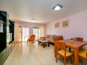 House, 5 Bedrooms, Terrace | Living area