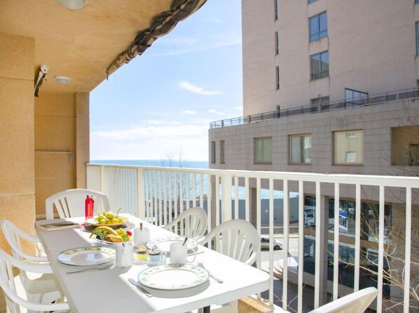 Maison, 5 chambres, terrasse | Restauration en plein air