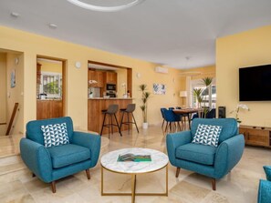 House, 5 Bedrooms, Terrace | Living area