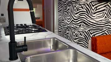 Cabaña | Cocina privada | Refrigerador, horno, parrilla de estufa y tetera eléctrica