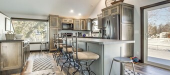 Boat Dock: Riverfront Oconto Home!