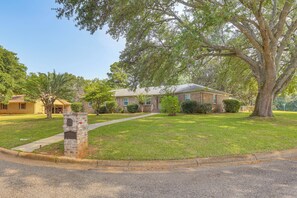 House (3 Bedrooms) | Interior - 4 Mi to Dtwn Tuscaloosa: Home w/ Cozy Den! (Tuscaloosa)