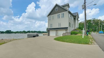 House (4 Bedrooms) | Front of property